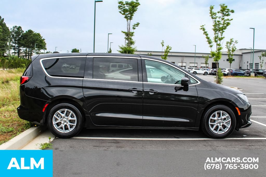 Used 2023 Chrysler Voyager LX FWD image 5