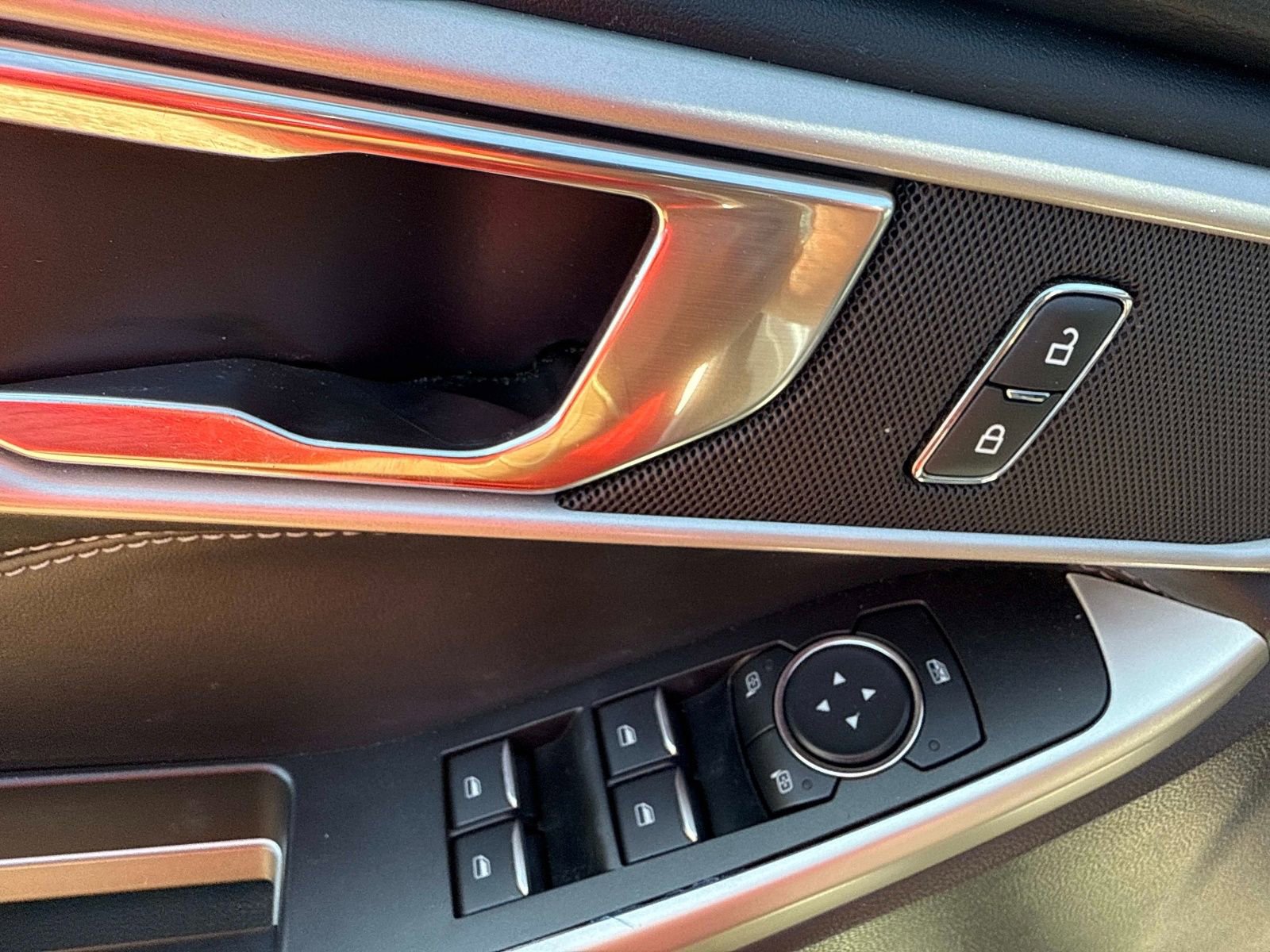 Used 2021 Ford Explorer XLT w/ Equipment Group 202A image 19