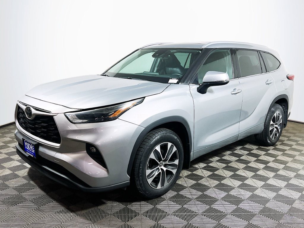 Used 2022 Toyota Highlander XLE AWD/4WD image 3