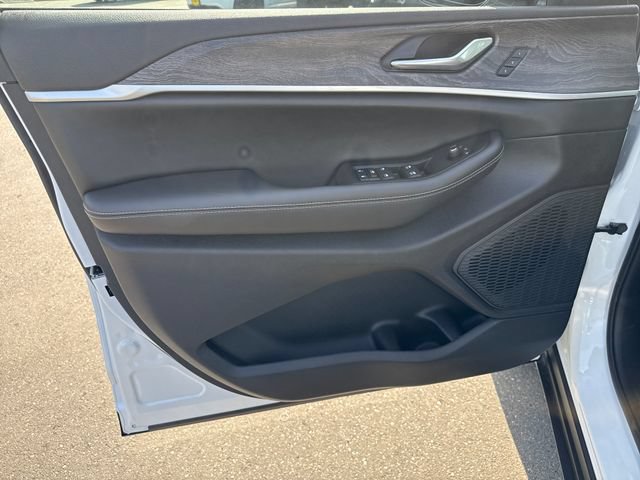 New 2026 Jeep Grand Cherokee Limited w/ Limited Altitude Package AWD/4WD image 15
