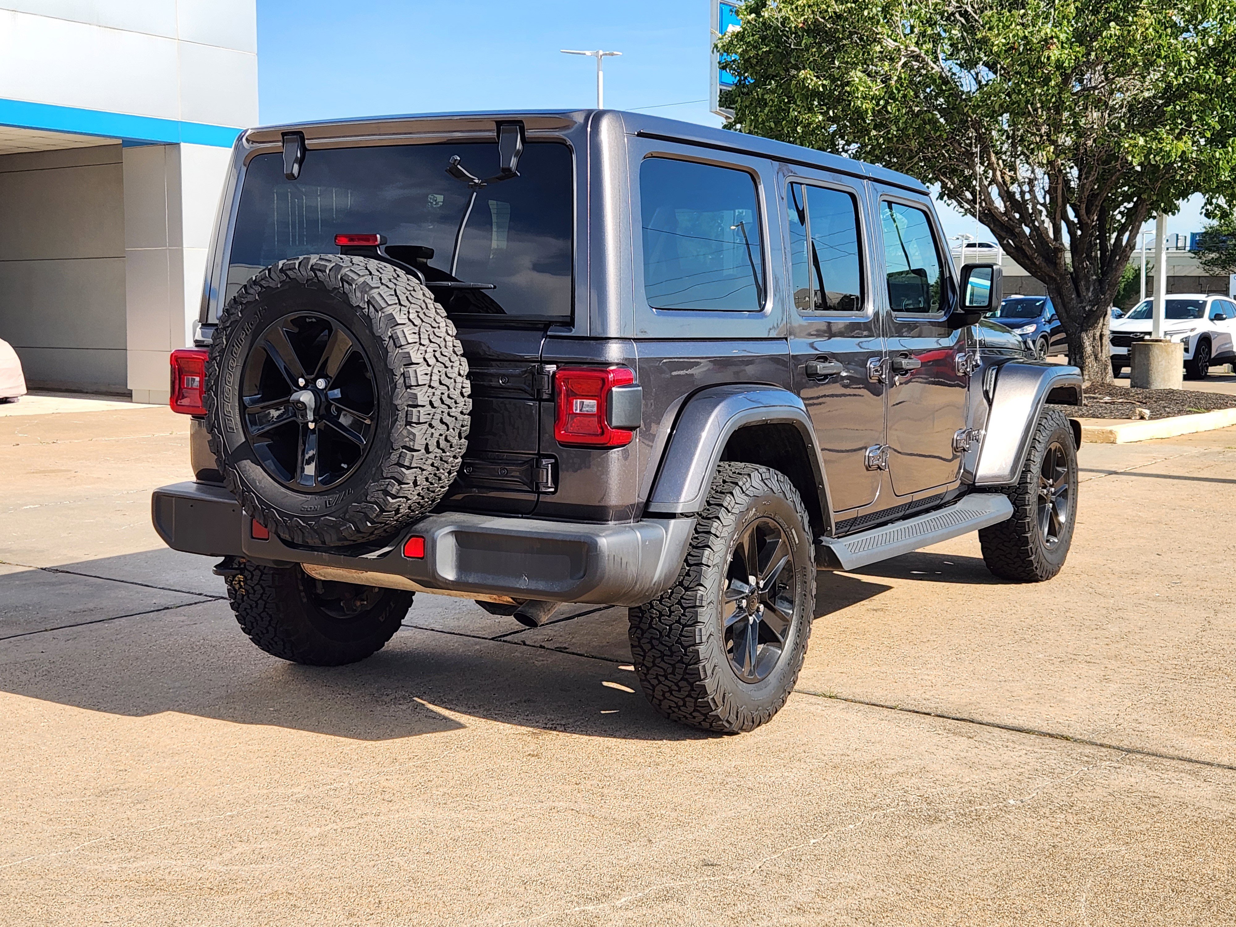 Used 2020 Jeep Wrangler Unlimited Sahara AWD/4WD image 6