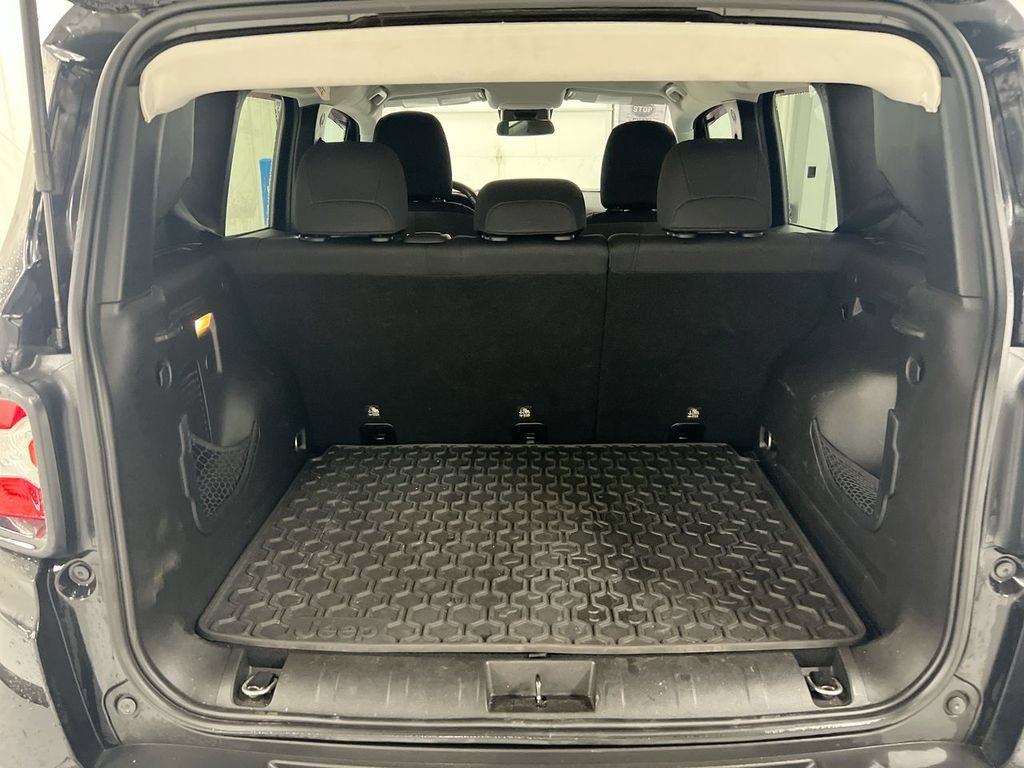 Used 2018 Jeep Renegade Altitude FWD image 23