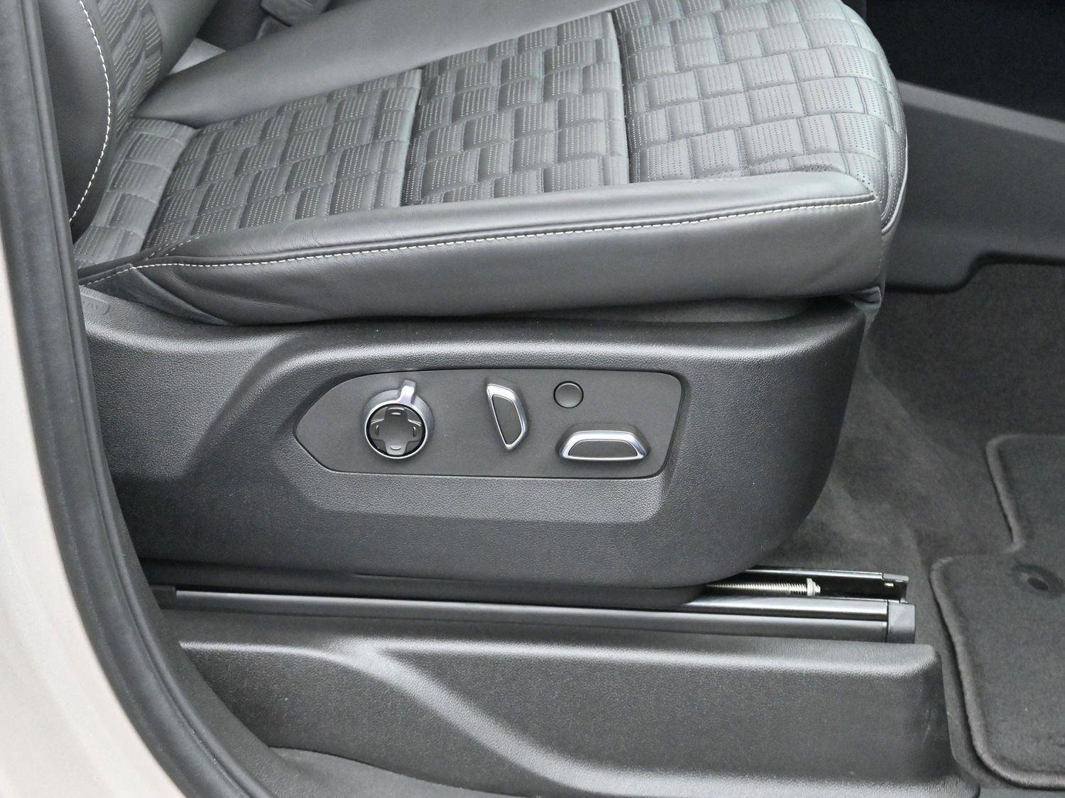 Certified 2024 Cadillac Escalade ESV Premium Luxury Platinum w/ Heavy-Duty Trailer Package image 37