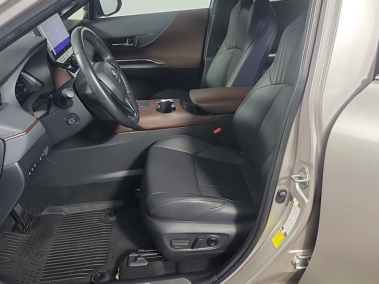 Used 2024 Toyota Venza Limited AWD/4WD image 19