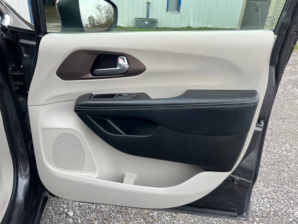 Used 2023 Chrysler Voyager LX image 25