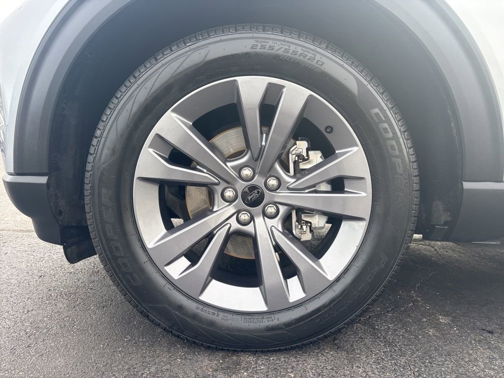 Used 2022 Ford Explorer XLT w/ Equipment Group 202A image 9