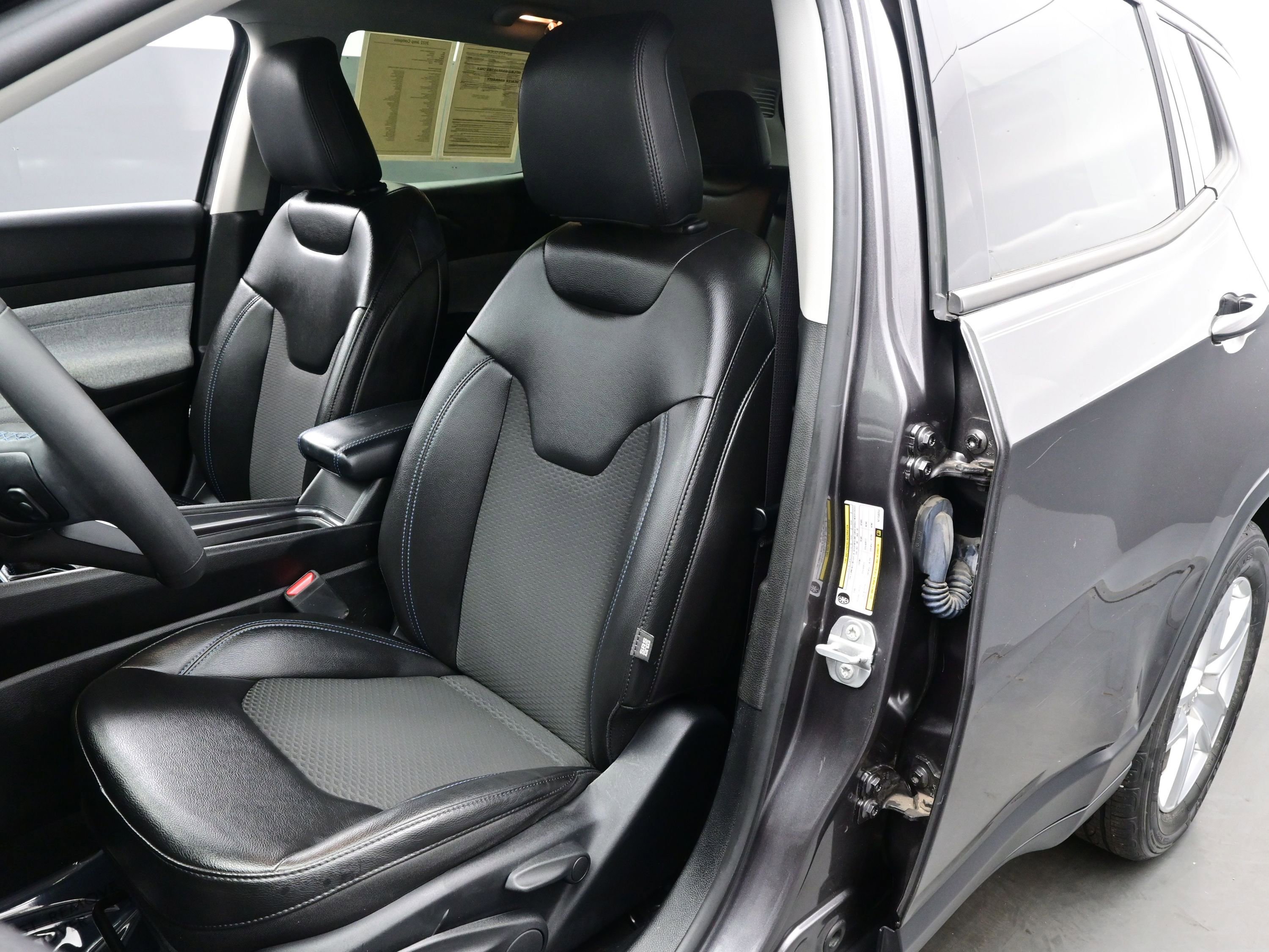 Used 2022 Jeep Compass Latitude image 10