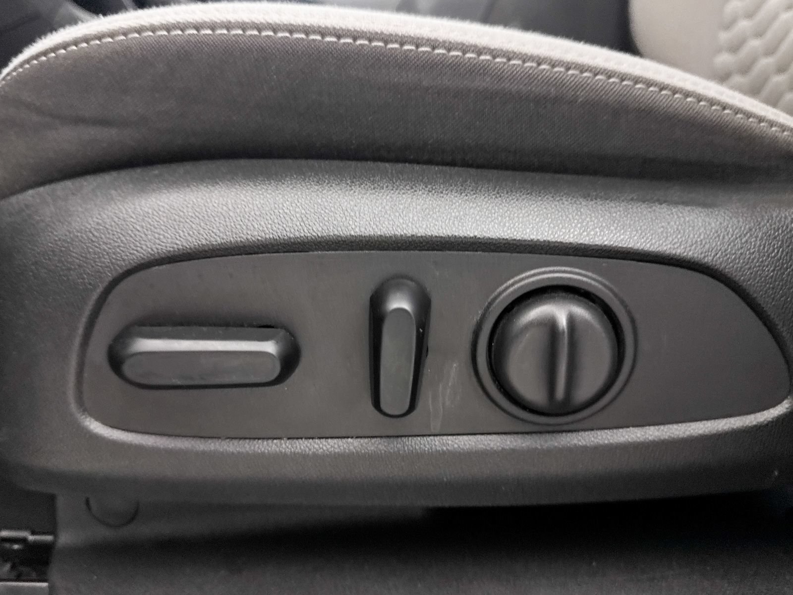 Used 2020 Chevrolet Equinox LT FWD image 22
