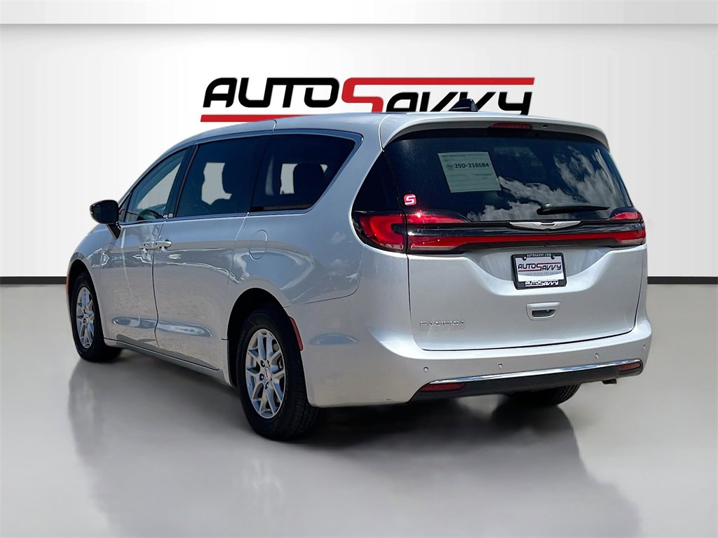 Used 2024 Chrysler Pacifica Touring-L image 5