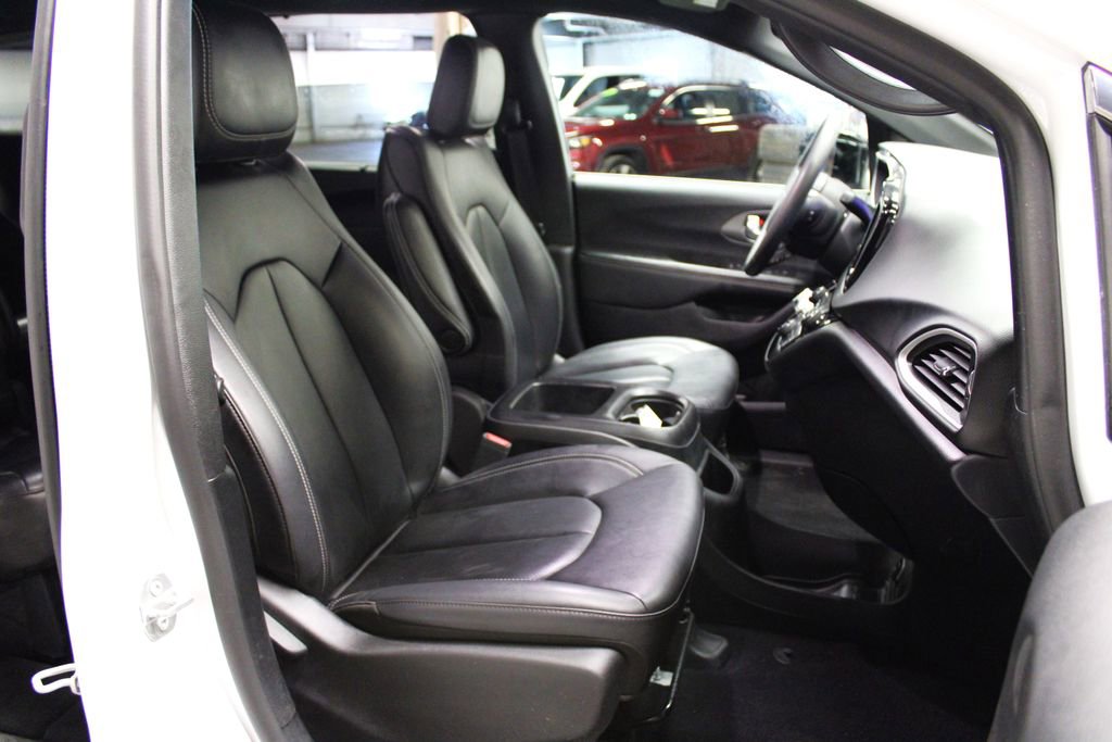 Used 2025 Chrysler Pacifica Select image 30