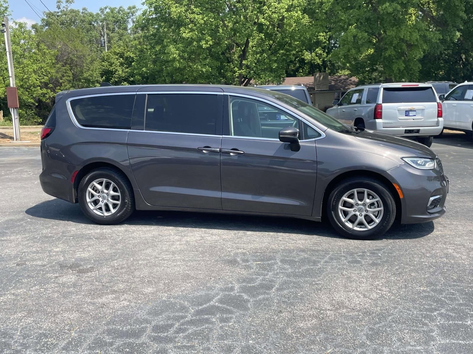 Used 2023 Chrysler Pacifica Touring-L FWD image 2