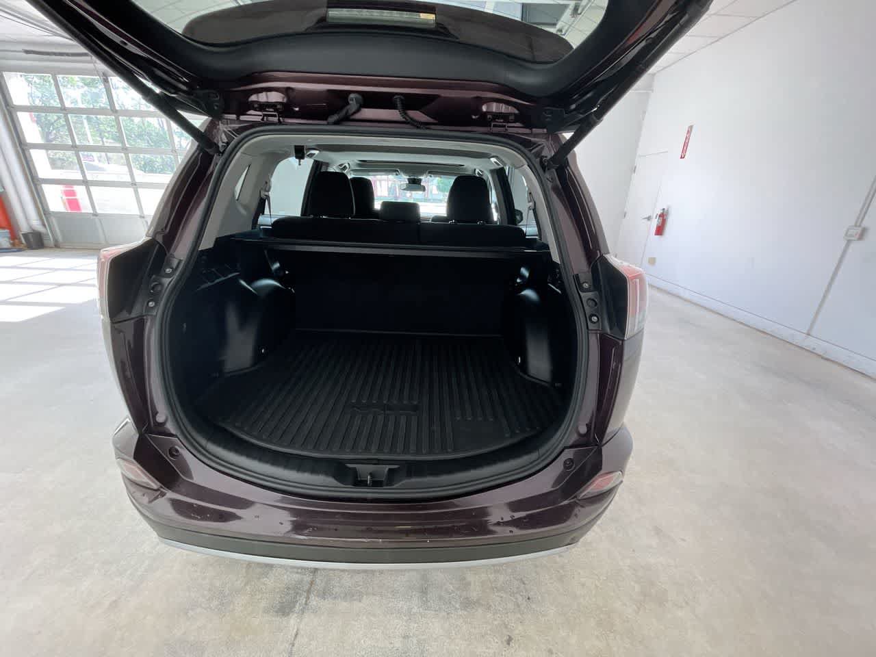 Used 2018 Toyota RAV4 XLE AWD/4WD image 23