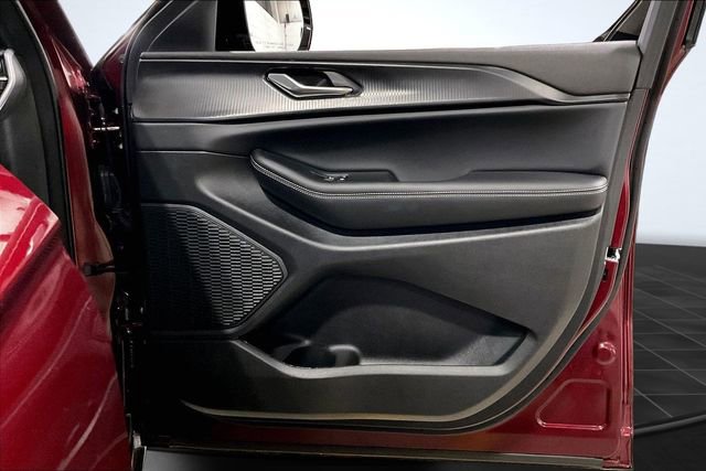 Used 2025 Jeep Grand Cherokee Altitude image 24