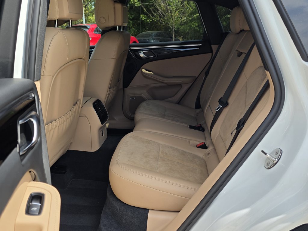 Certified 2021 Porsche Macan AWD/4WD image 28