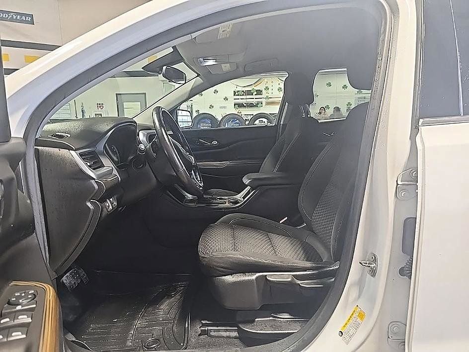 Used 2018 GMC Acadia SLE image 13