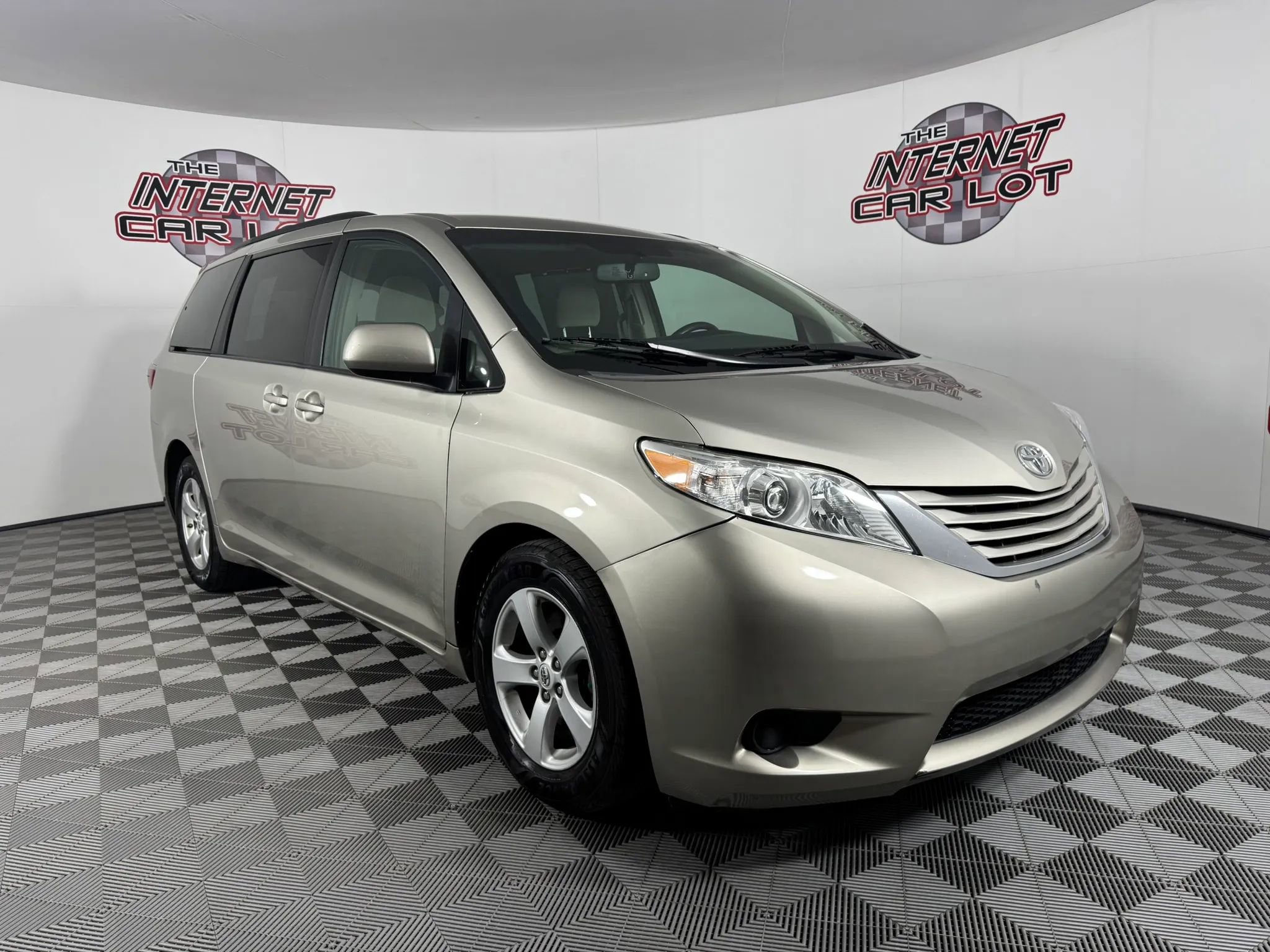 Used 2015 Toyota Sienna LE image 7