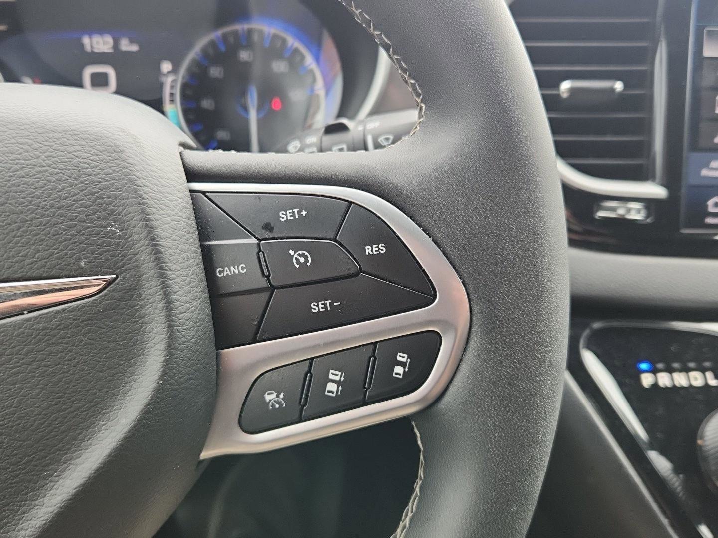 Used 2025 Chrysler Pacifica Select FWD image 14