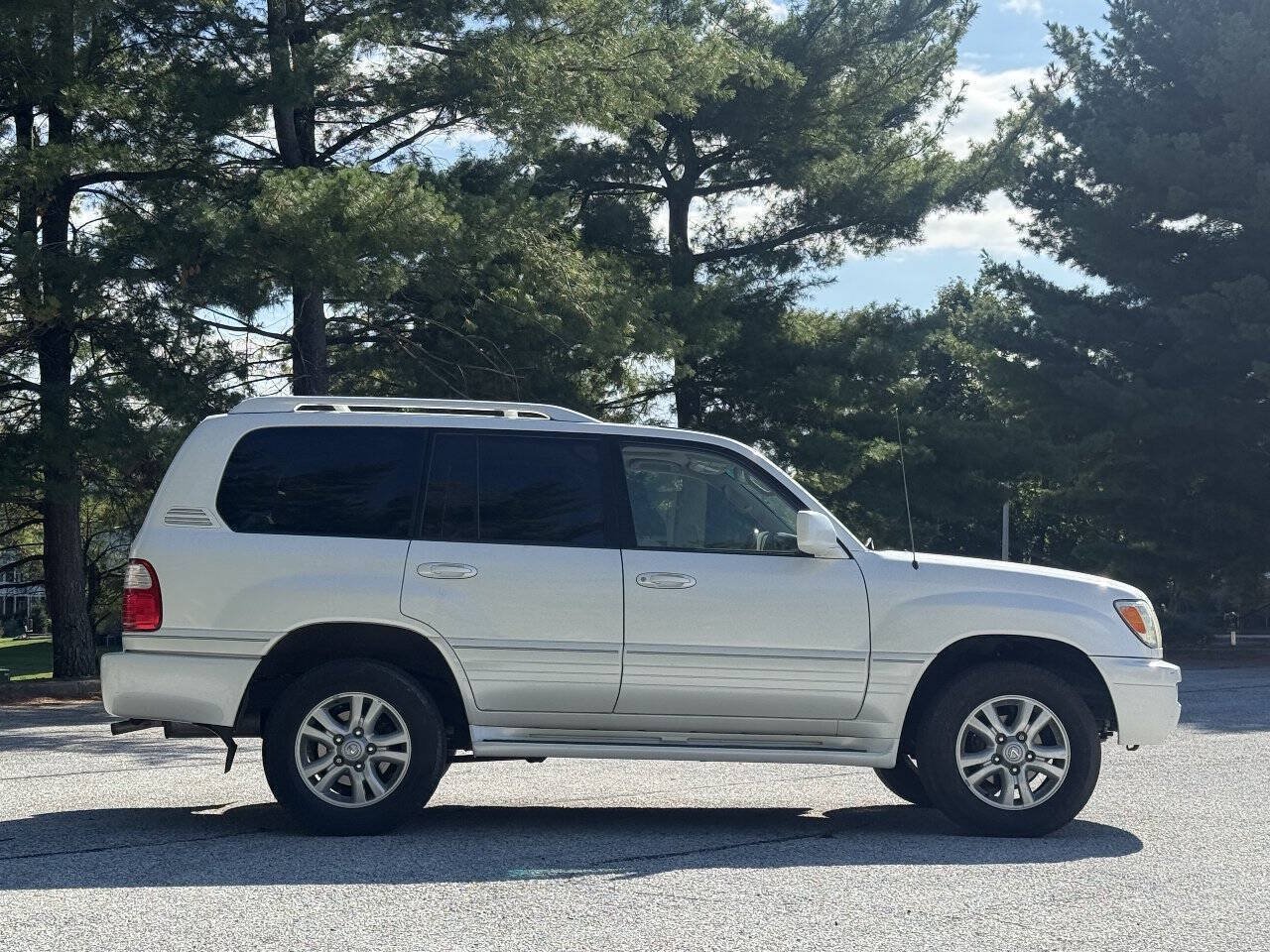 Used 2005 Lexus LX 470 4WD w/ Preferred Accessory Pkg image 4