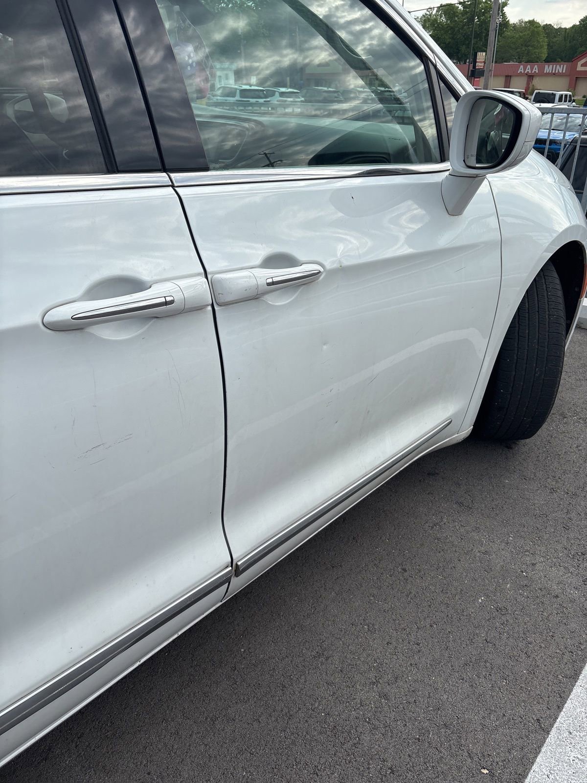 Used 2018 Chrysler Pacifica Touring-L FWD image 4