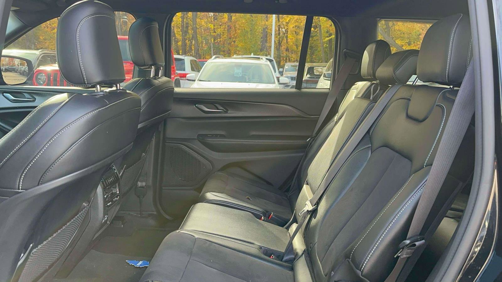 Used 2023 Jeep Grand Cherokee L Laredo image 10