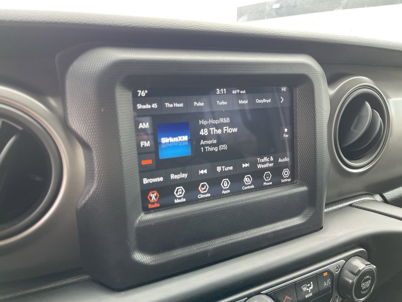 Used 2022 Jeep Gladiator Willys AWD/4WD image 13
