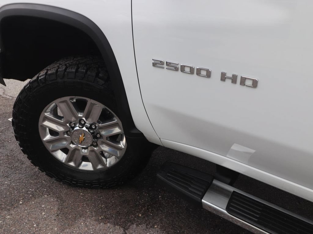 Used 2024 Chevrolet Silverado 2500 LT AWD/4WD image 3