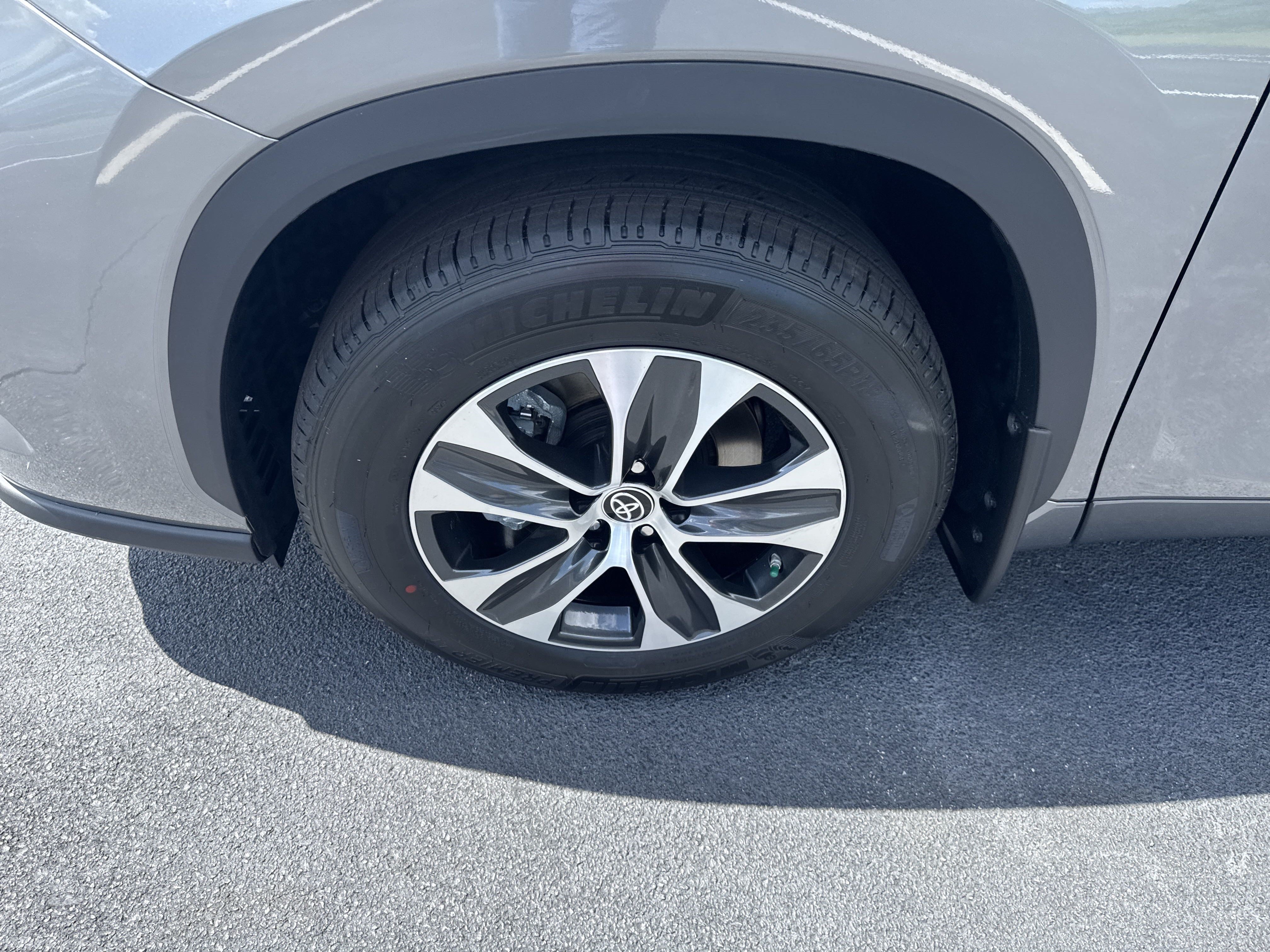 New 2025 Toyota Highlander XLE FWD image 9