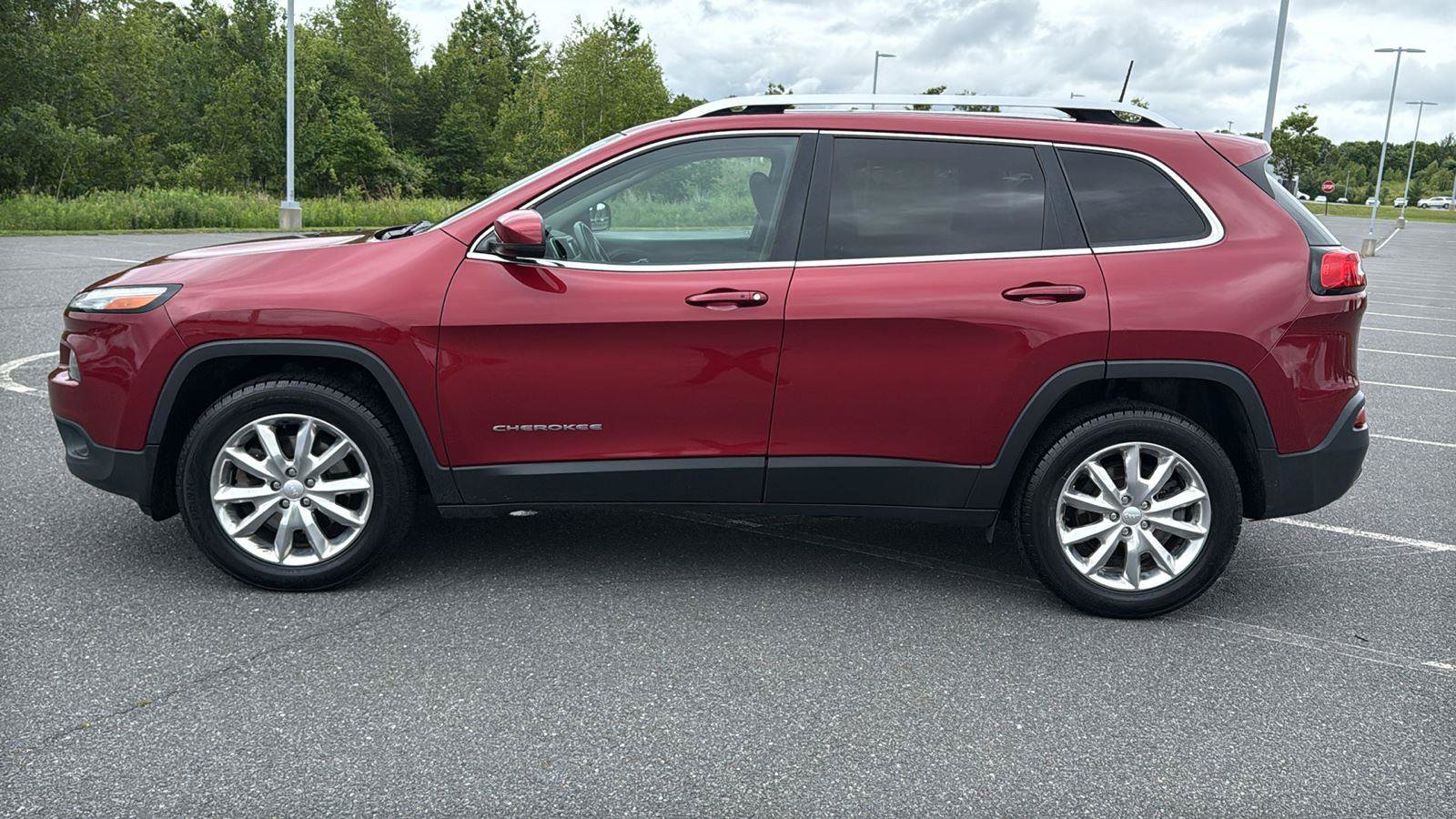 Used 2017 Jeep Cherokee Limited AWD/4WD image 11