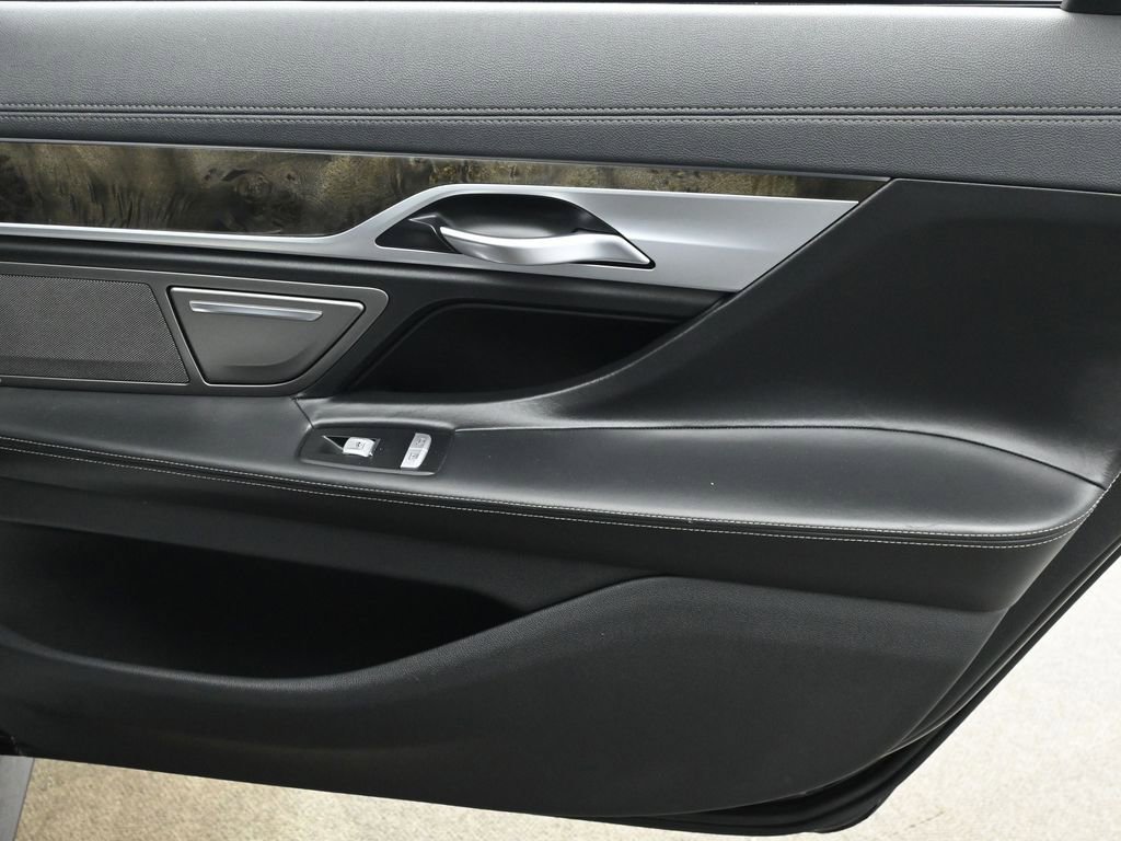 Used 2019 BMW 750i image 17