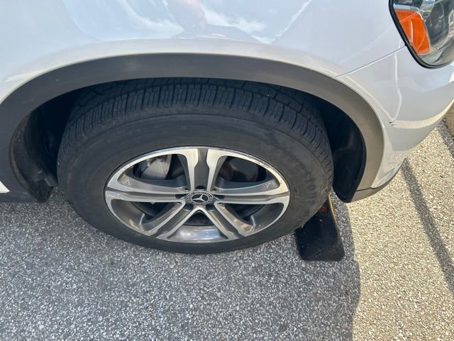 Used 2018 Mercedes-Benz GLC 300 4MATIC image 3