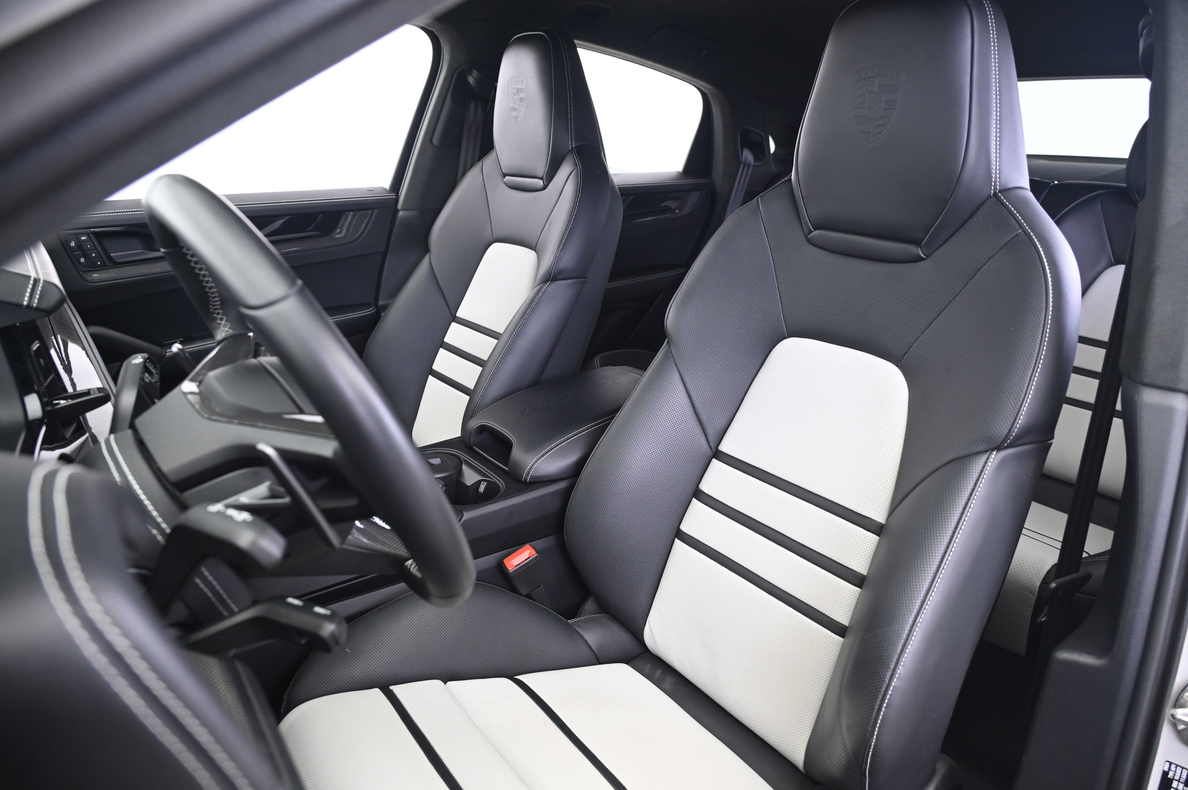 Certified 2025 Porsche Cayenne Turbo GT AWD/4WD image 30