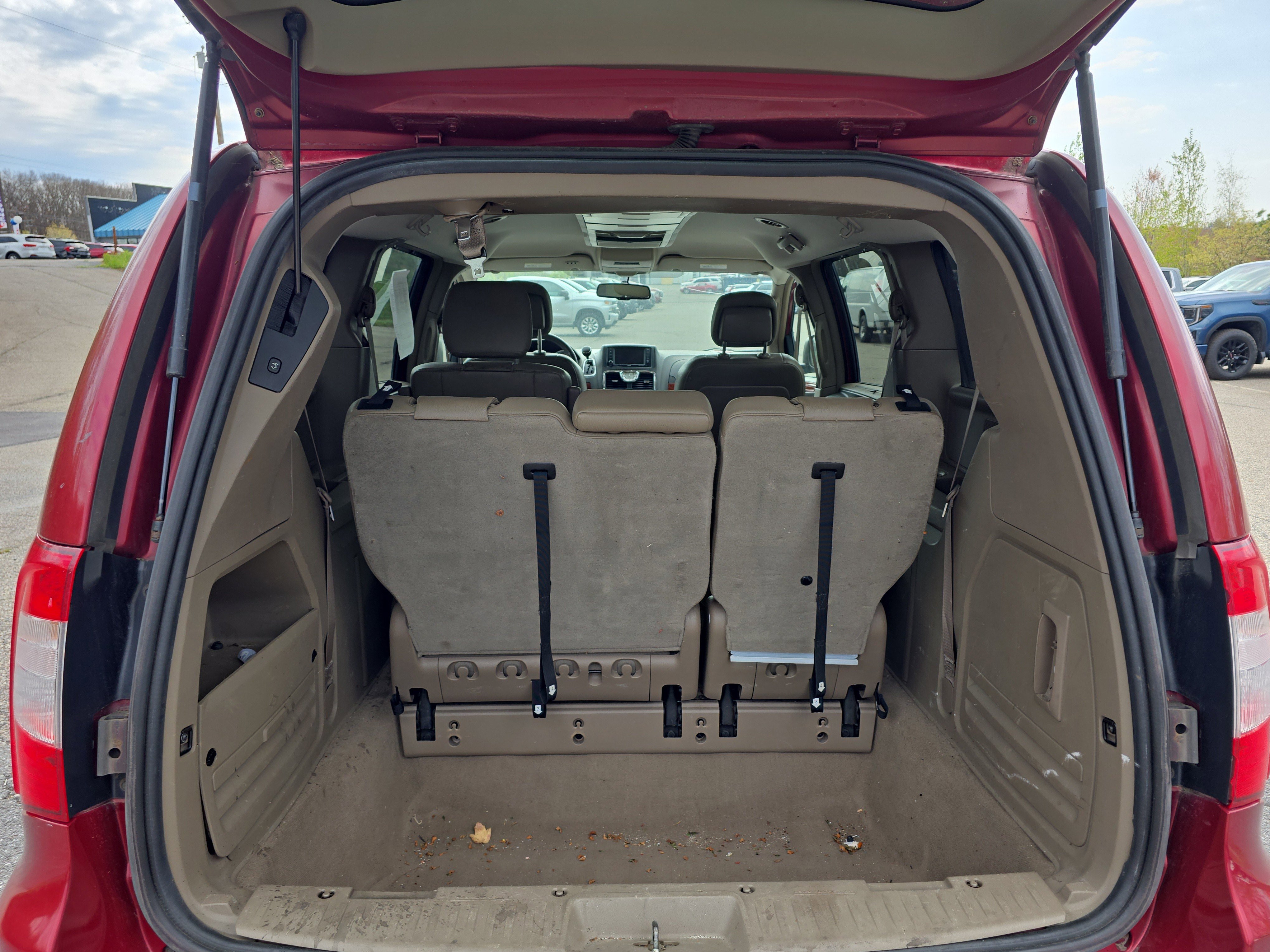 Used 2015 Chrysler Town & Country Touring w/ Driver Convenience Group FWD image 5