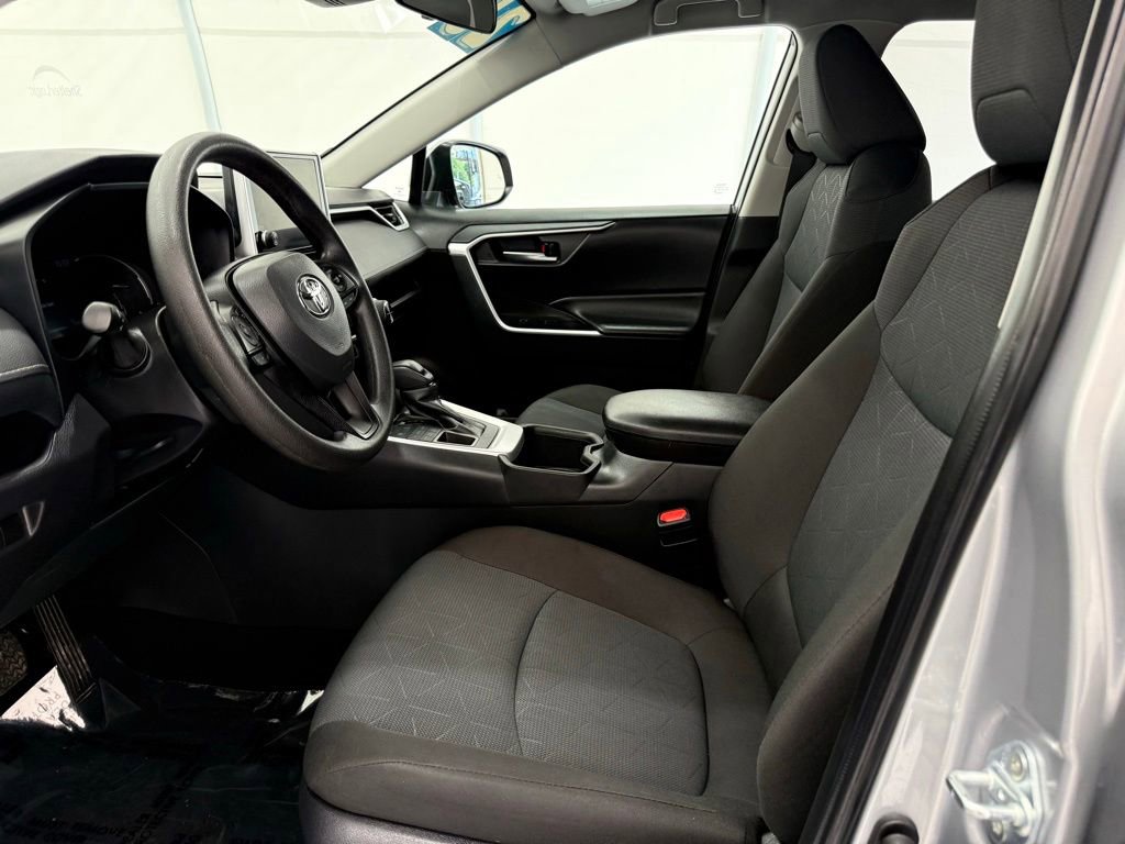 Used 2025 Toyota RAV4 XLE AWD/4WD image 12