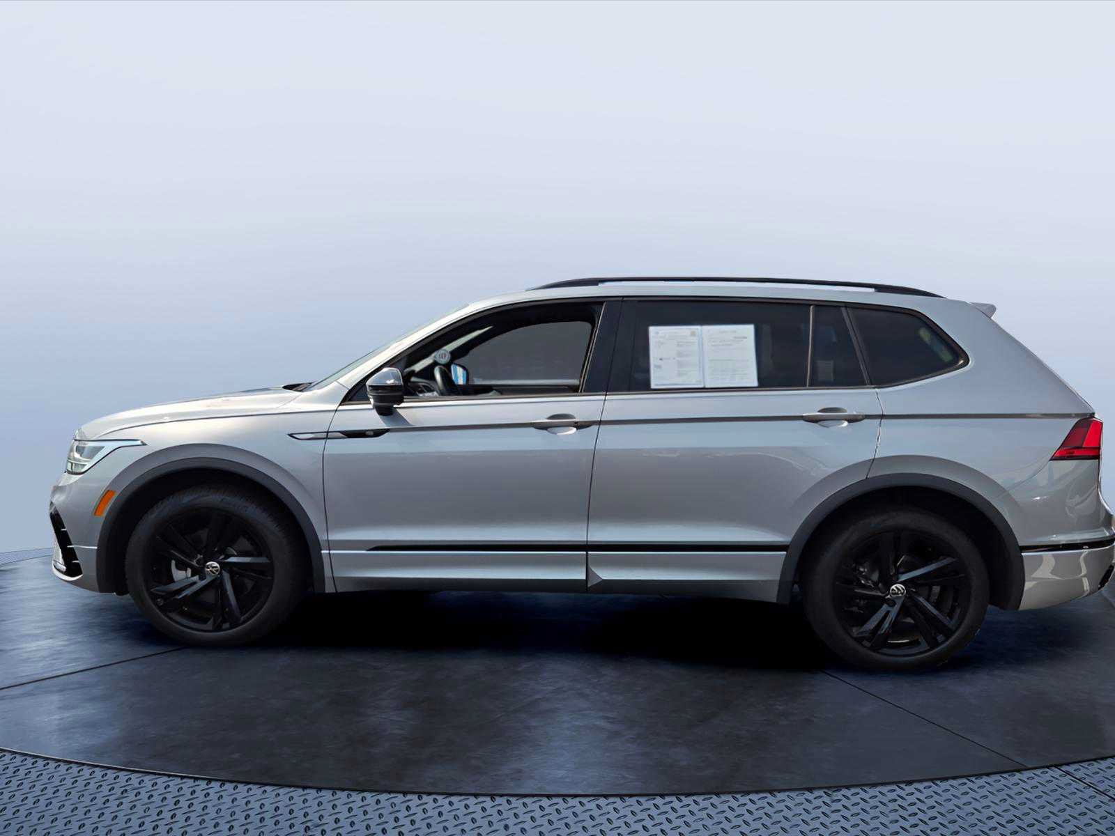 Used 2024 Volkswagen Tiguan SE R-Line FWD image 3