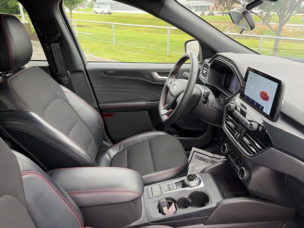 Used 2025 Ford Escape ST-Line FWD image 32