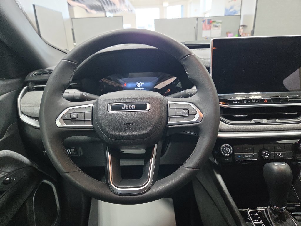 Used 2023 Jeep Compass Latitude AWD/4WD image 29