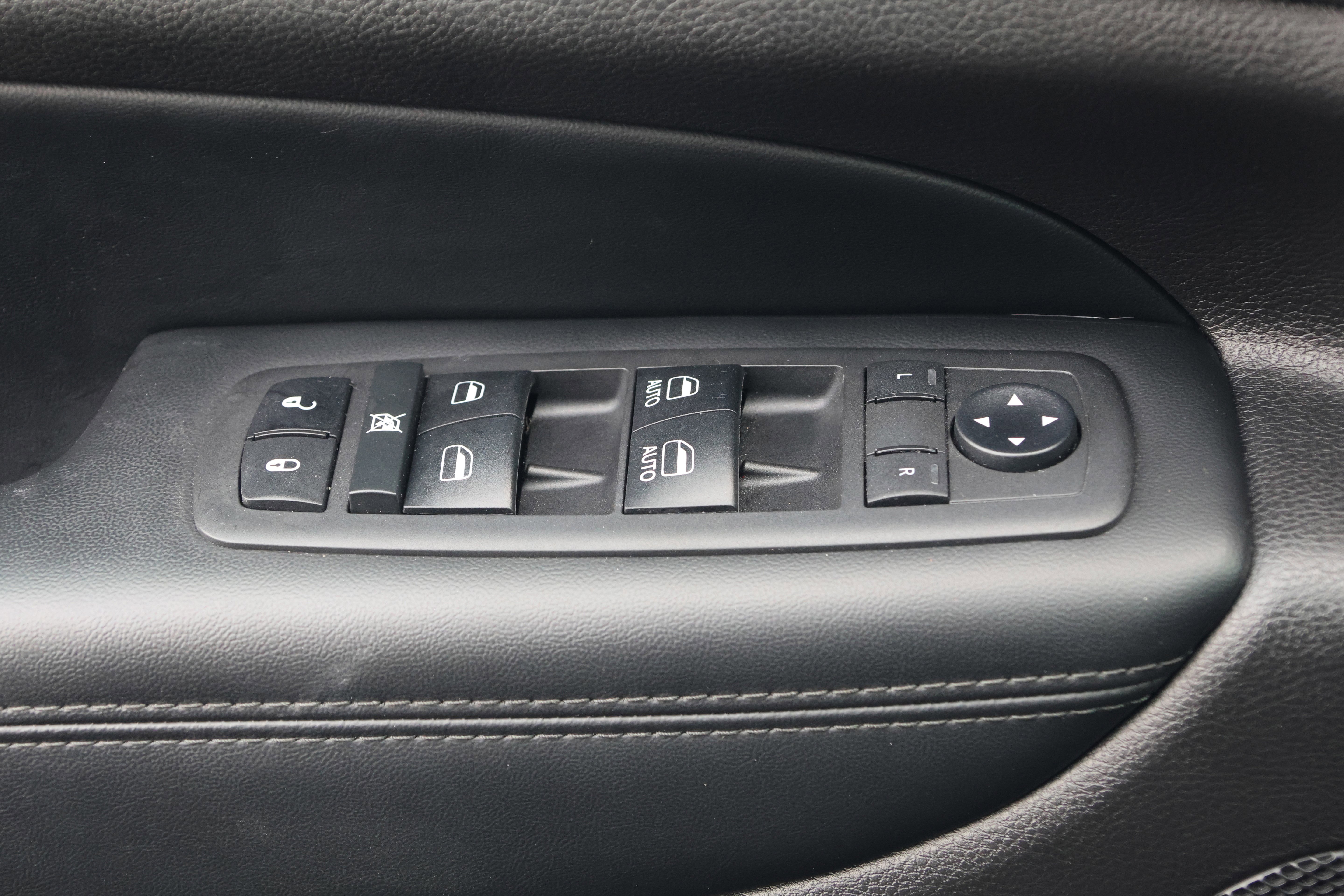 Used 2019 Jeep Grand Cherokee Altitude image 13