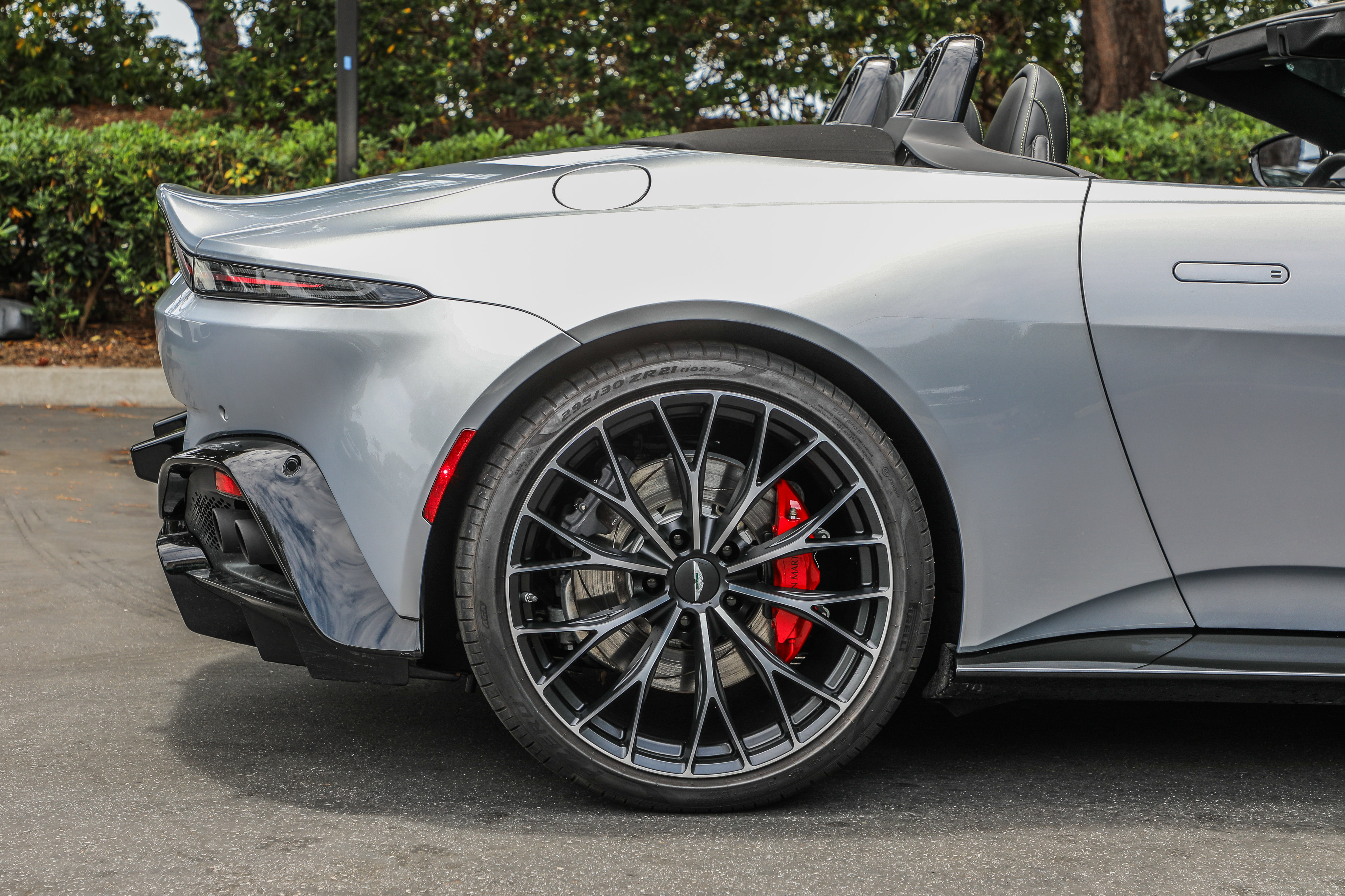 Used 2023 Aston Martin V8 Vantage Roadster RWD image 28