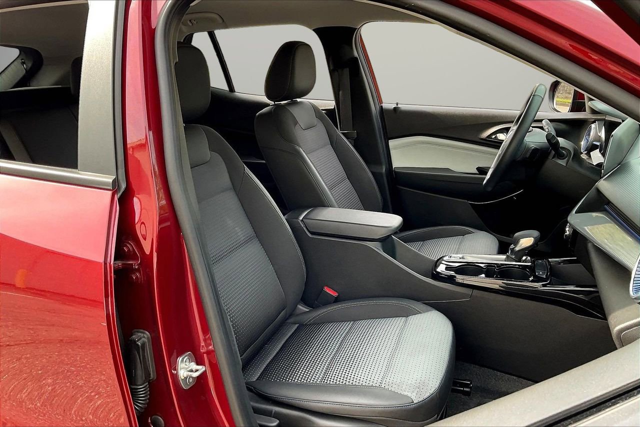Used 2024 Chevrolet Trax LT w/ Driver Confidence Package image 22