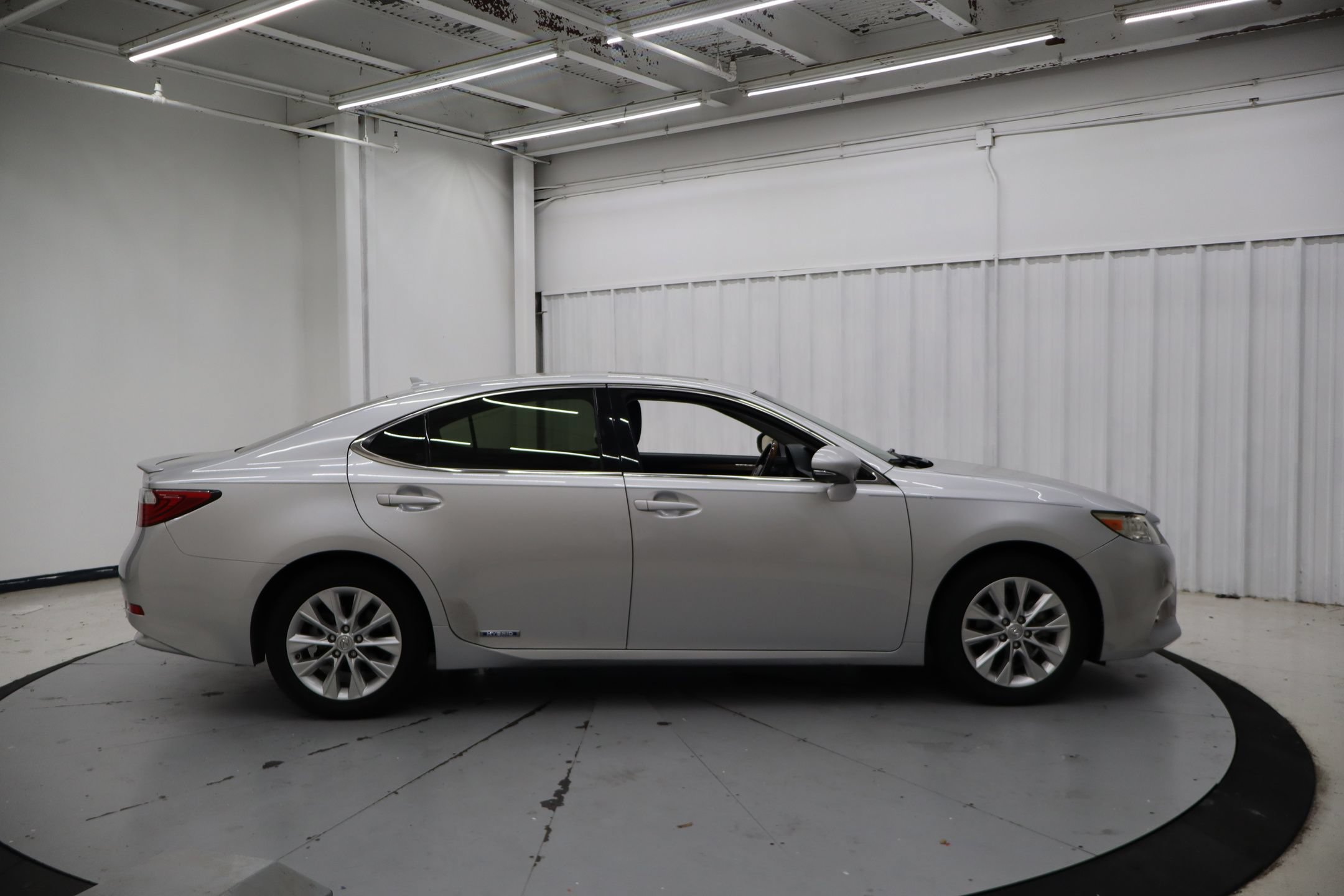 Used 2014 Lexus ES 300h w/ Luxury Package w/Bamboo Trim FWD image 2