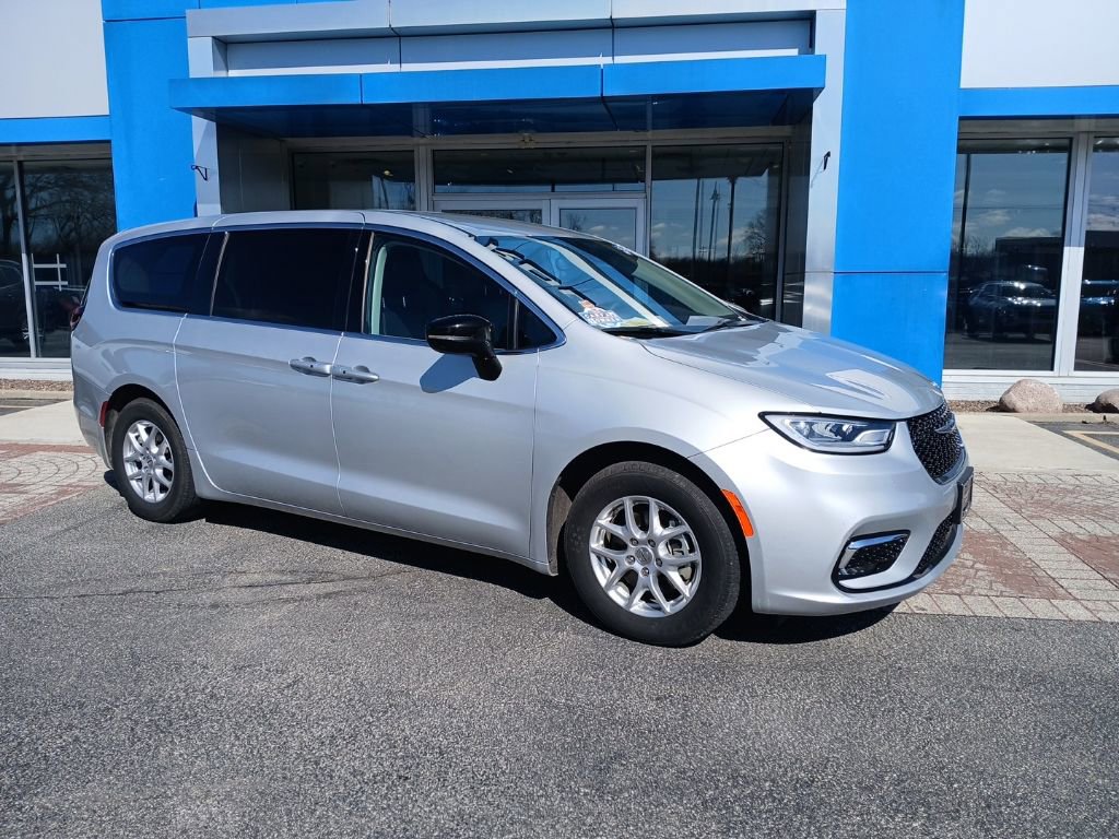 Used 2024 Chrysler Pacifica Touring-L image 10