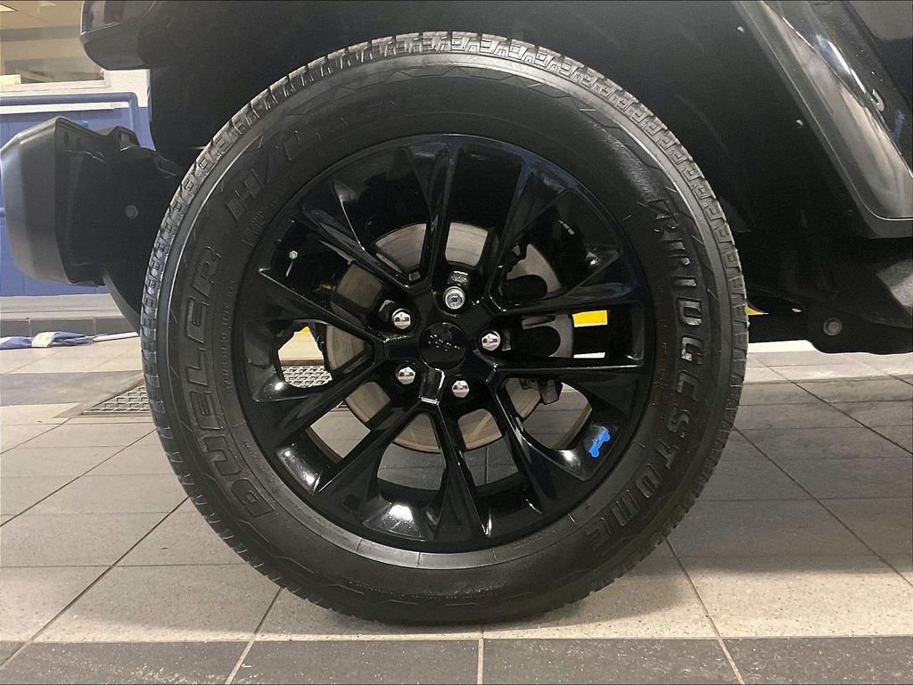 Used 2023 Jeep Wrangler Unlimited Sahara w/ Cold Weather Group AWD/4WD image 7