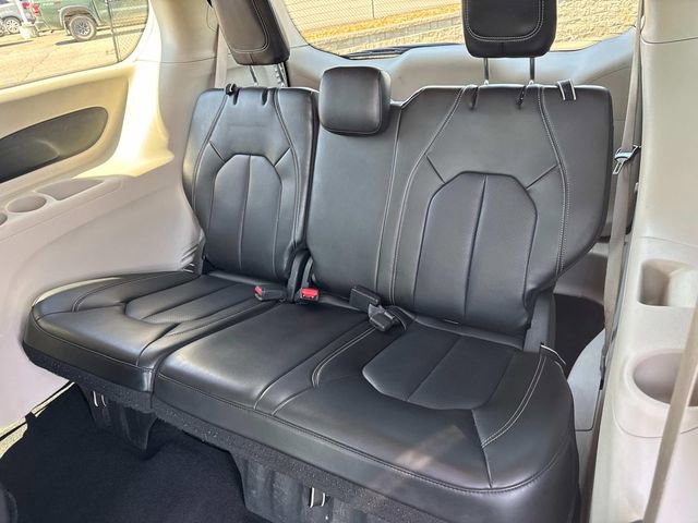 Used 2023 Chrysler Pacifica Touring-L FWD image 17