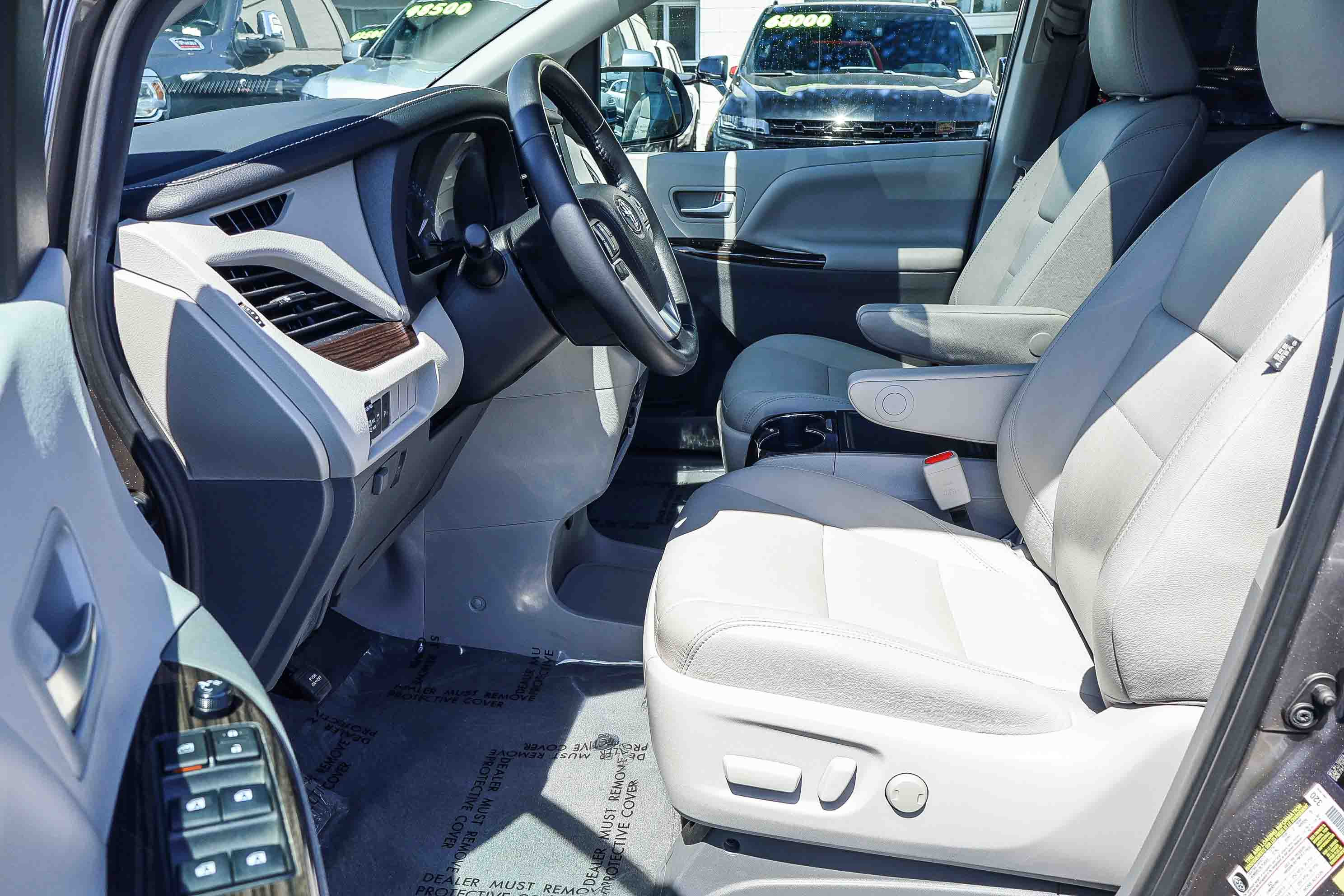 Used 2020 Toyota Sienna XLE w/ XLE Navigation Package AWD/4WD image 2