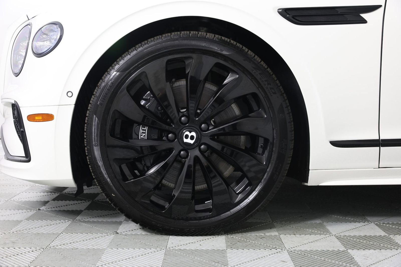 New 2025 Bentley Flying Spur Plug-In Hybrid image 6