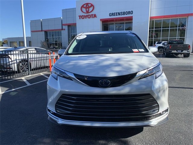 Certified 2023 Toyota Sienna Limited image 3