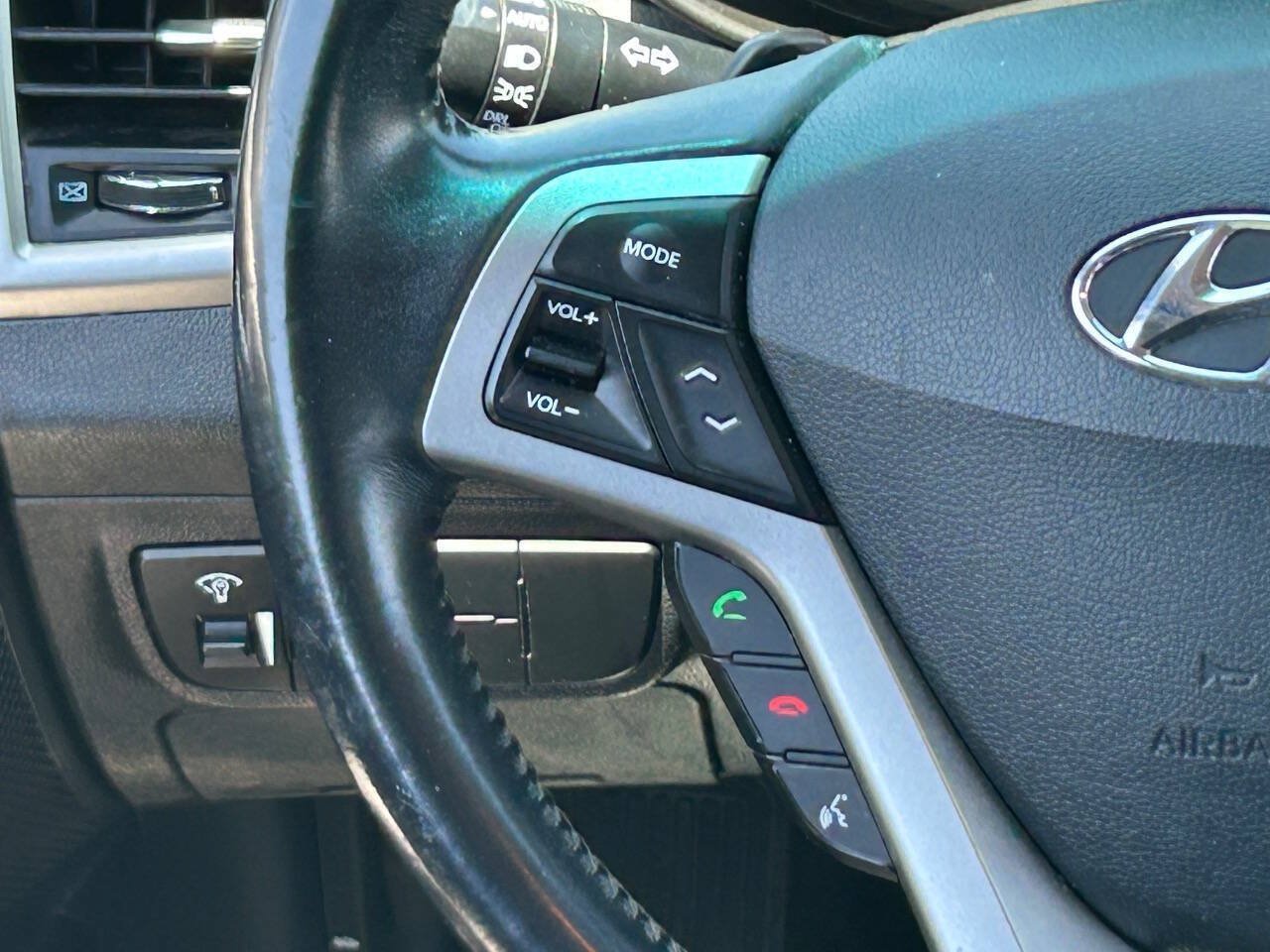 Used 2017 Hyundai Veloster FWD image 21