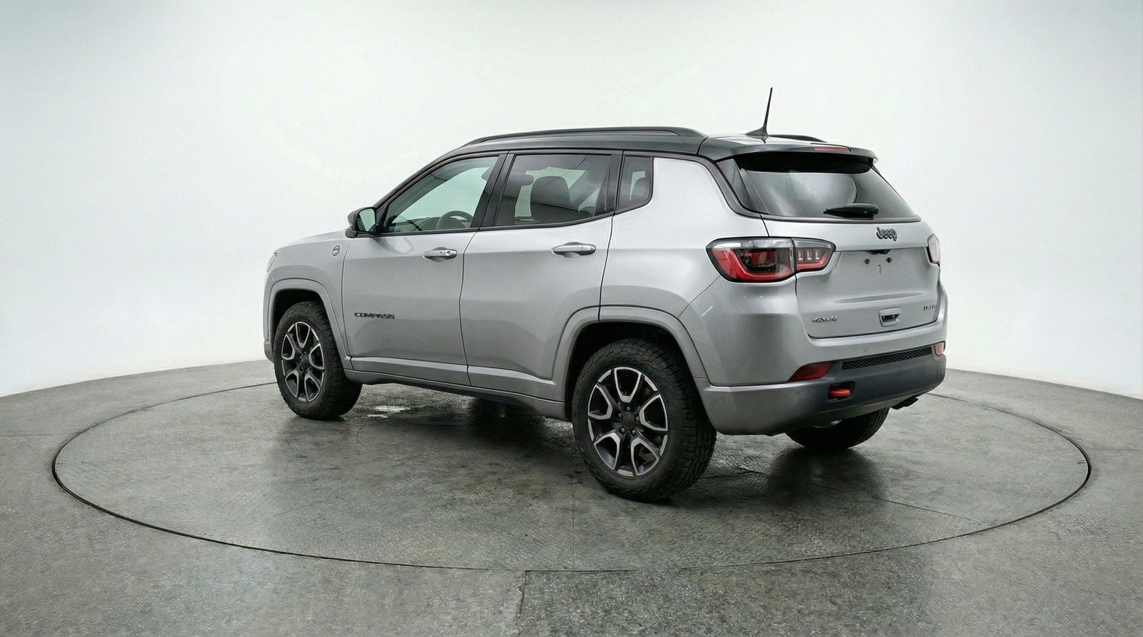 Used 2025 Jeep Compass Trailhawk image 6