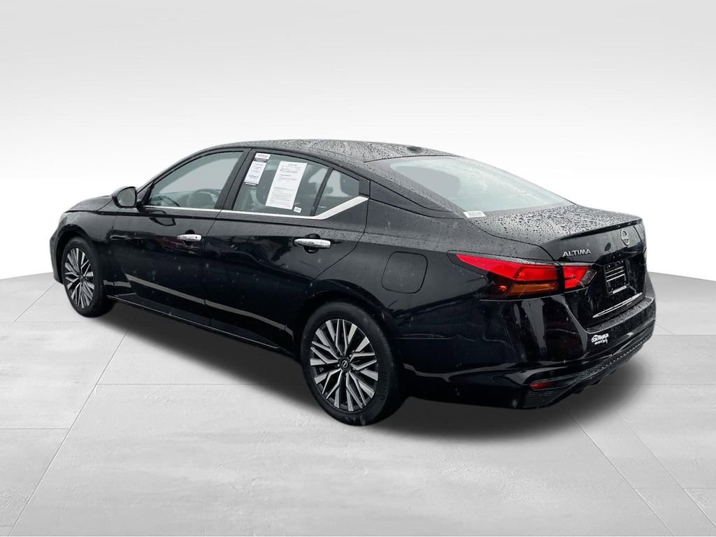 Used 2025 Nissan Altima 2.5 SV FWD image 7