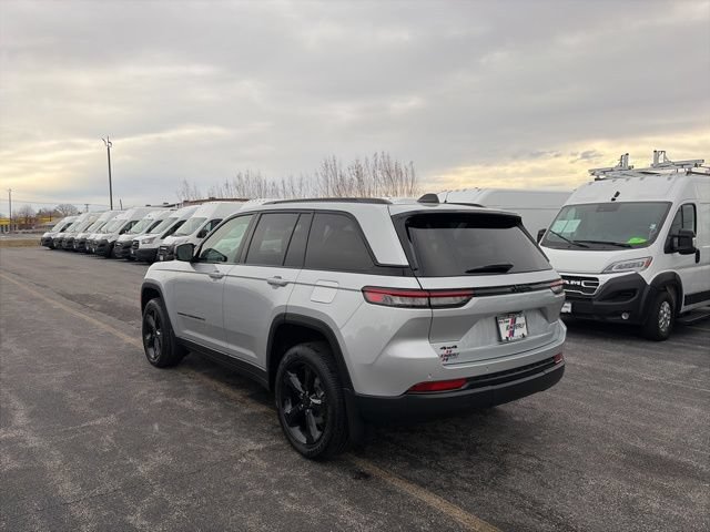 New 2025 Jeep Grand Cherokee Altitude w/ Trailer Tow Package AWD/4WD image 3
